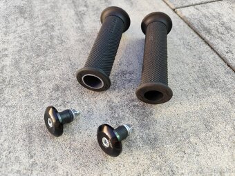 Gripy Daytona a plynová rukojeť BMW + CNC konce řidítek - 3