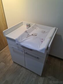 Bílý přebalovací pult - 3