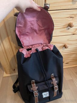 Batoh Herschel Little America 18l - 3