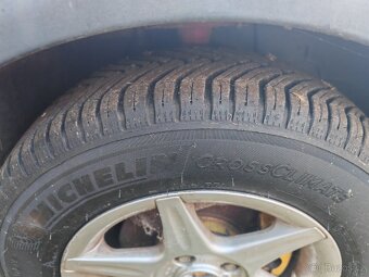 Pěkné celoroční Michelin 175/70/R14 na AL kolech - 3