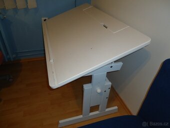 Dětský rostoucí psací stůl s polohovatelnou deskou - 3