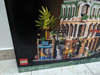 LEGO Icons 10297 Butikový hotel - 3