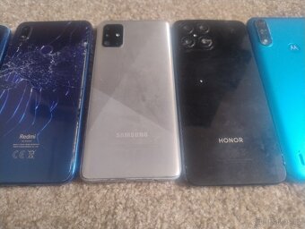Mobilní TELEFONY 6 ks na ND - 3