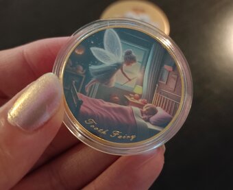 Prodám kovovou minci s motivem Zoubková víla - suvenýr. - 3