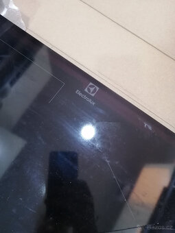 Indukční deska Electrolux EIV634 – prasklé sklo (nepoužiteln - 3