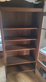 Stará prosklená skříňka - 3