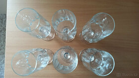 prodám užší sklenice na víno s dekorem - 6 ks - 3