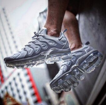 NIKE Air VaporMax PLUS 2019 "Metallic Gray" - 3