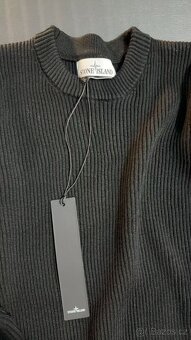 Mikina Stone Island s ikonickým logem na rukávu. - 3