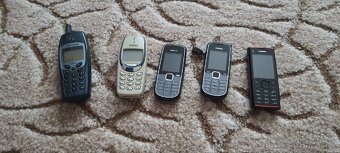 5 mobilních telefonú - 3