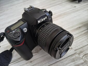 Nikon D70 a vše, co je na obrázku - 3