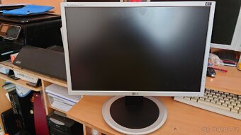 SIROKOUHLY MONITOR LG FLATRON L194WT-SF - 3