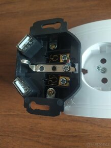 Zásuvka 230 V s USB nabíjením - 3