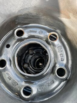 Plechové disky originál VW 5x112 - Zimní pneu 205/55 R16 - 3