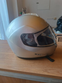 Stříbrná helma na motorku - 3