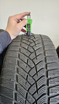 Zimní pneumatiky 235/45/20, Goodyear, DOT3120
- 3