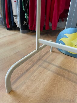 Stojan na obleční IKEA MULIG - 3