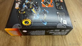 Lego Technic 42095 Dálkově ovládané závodní kaskadérské auto - 3