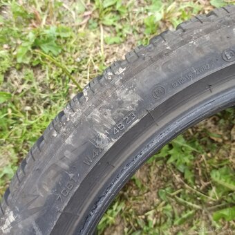 285/40R22 - 3