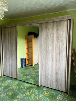 Šatní skříň se zrcadlem - 3