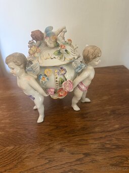 Krásná starožitná porcelánová figurální dóza s víkem - 3