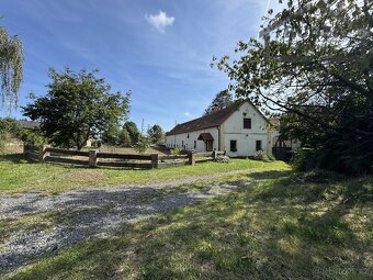 Typické venkovské stavení se stodolou a rybníčkem s mobilhei - 3