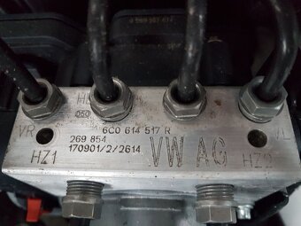 Budíky, ŘJ, díly kolem motoru Fabia III 1,0 TSi, 5600 km - 3