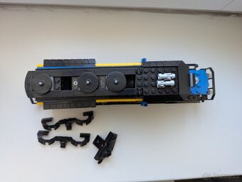 LEGO vlak lokomotiva ze setu 60052 bez motoru a pohonu - 3