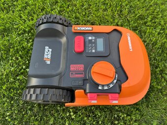 Robotická sekačka WORX M700 - super stav - 3