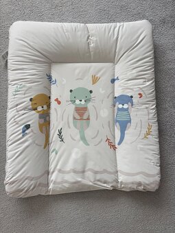 Přebalovací pult s podložkou na HEMNES komodu - 3