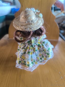 Porcelánová panenka v jarních šatech - 3