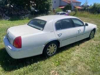 Lincoln Town car - 3