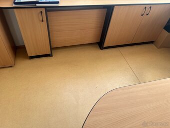 Pracovní stůl ve tvaru U s židlemi - 3