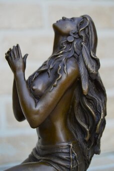 Bronzová socha - KLEČÍCÍ INDIÁNKA - 3