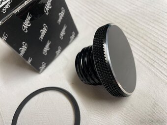 Prodám CNC víčko nádrže Motone + adapter ring - Triumph - 3