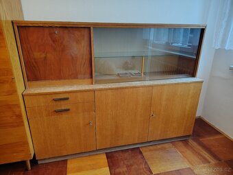 Dřevěný sekretář s prosklenou vitrinou - 3