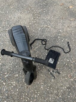 Černé odrážedlo Funny Wheels + příslušenství - 3