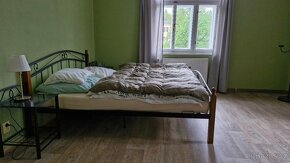 Kovová manželská postel s nočními stolky - 3