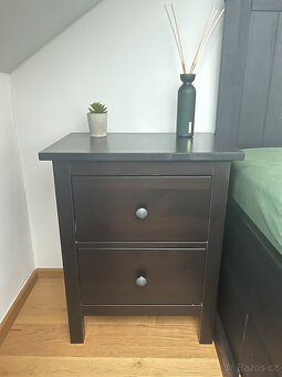 IKEA Hemnes postel a stolky - 3