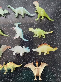 Fosforove figurky dinosauru +2 navic - 3
