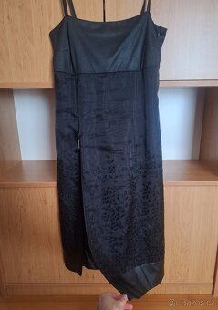 Černé šaty na ramínka s variabilním rozparkem - 3