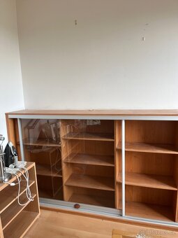 Prodej vestavěné skříně/knihovny - 3