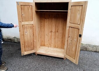 STAROŽITNÁ SKŘÍNKA PO CELKOVÉ RENOVACI - 3