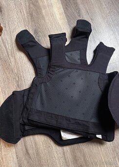 Jezdecká vesta Fouganza + helma TCM – dětský komplet (700 Kč - 3