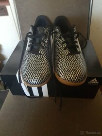 Prodám úplně nové botasky Adidas (sálovky) v.43 - 3
