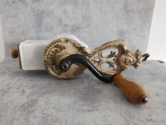 Zdobený starožitný ruční mlýnek na strouhanku JUGENDSTIL - 3