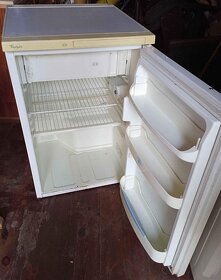 Prodám menší lednicí s mrazákem Whirlpool - 3