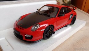 Porsche 911 GT2 RS 2011 1:18 Minichamps - 3