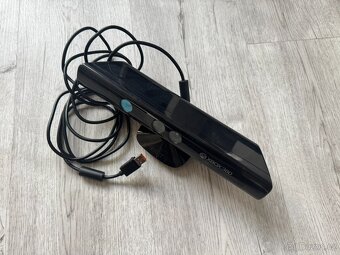 Flashnutý Xbox 360 slim + kinect + 2 ovladače - 3