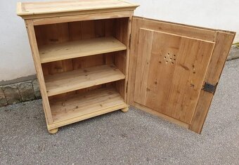 STAROŽITNÁ POTRAVINOVÁ SKŘÍNKA PO RENOVACI - 3